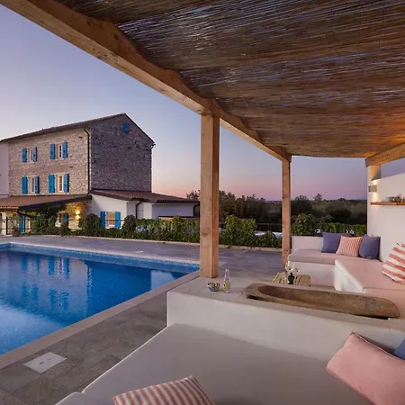 Сasa de vacaciones Flavia Traditionelles Steinhaus Mit Pool By Interhome